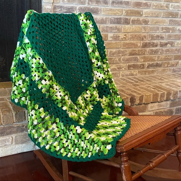 Hand knit throw blanket in various green shades - Picture 2 of 9
